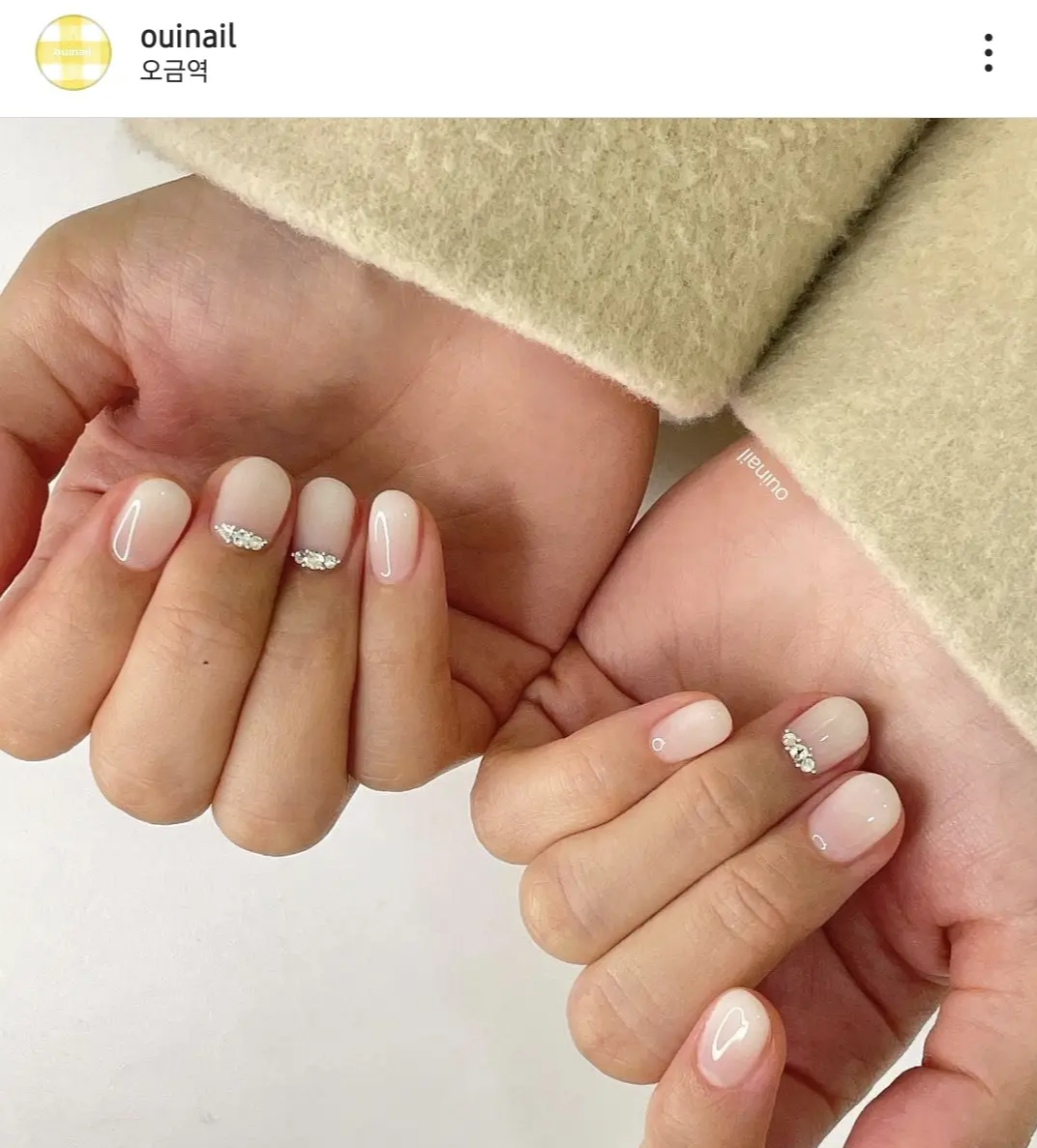 흰색-그라데이션에-보석이-들어간-네일아트