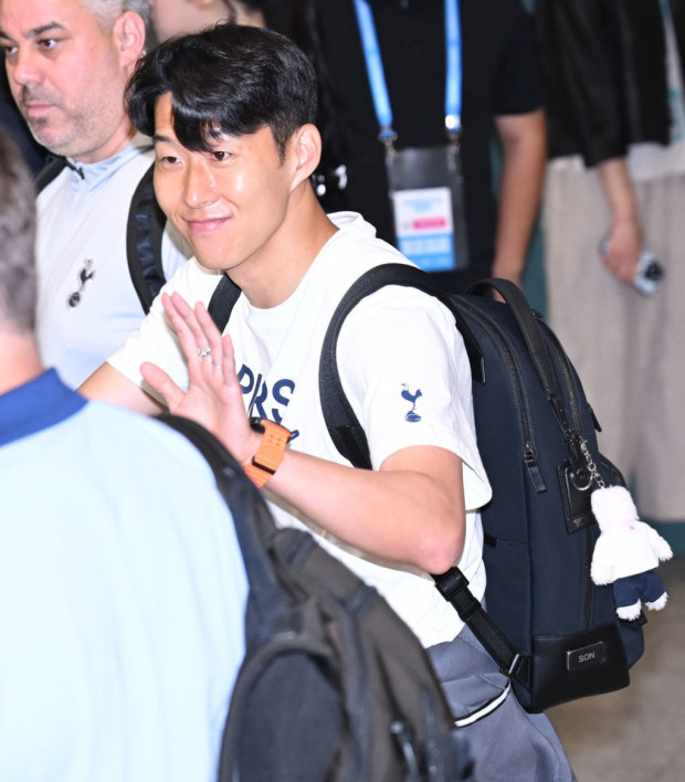 갤럭시 워치 울트라 차고 온 손흥민 입국!