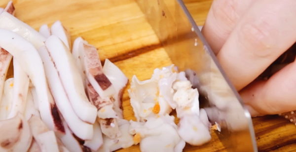오징어 썰어두시오