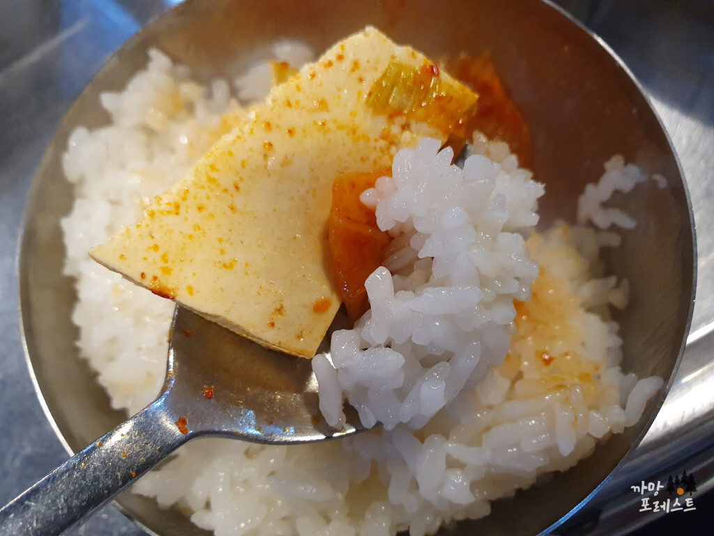 제주 돈사돈 김치찌개 한입