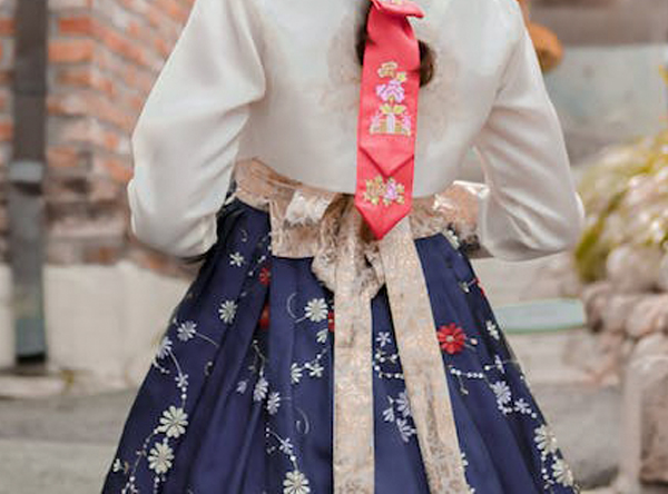 아름다움을 품은 한복의 원단 재료와 만드는 방법