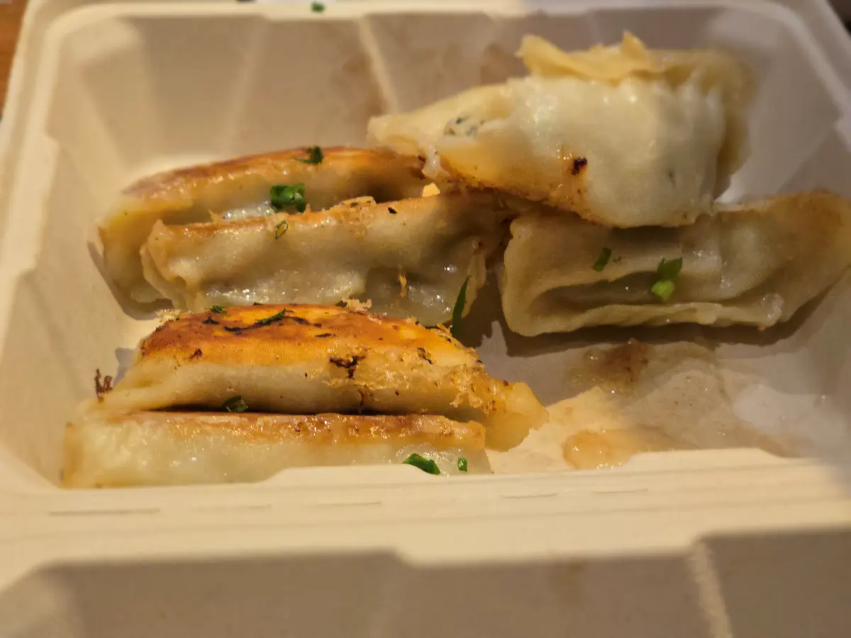 포장박스 바닥에 기름이 떨어져 있는 동파육 만두