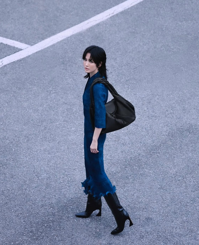 송혜교&amp;#44; 펜디 신상 스파이백으로 완성한 테토녀 스타일