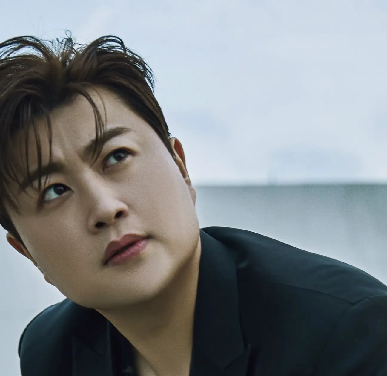 검은 쟈켓을 입고 멀리 바라바보는 김호중