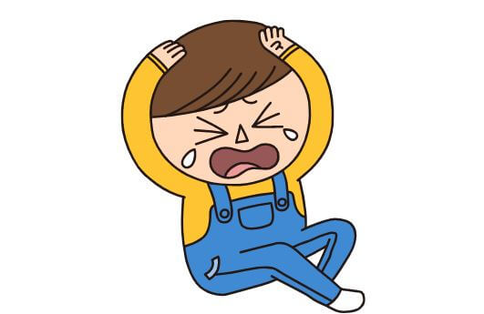 어린 아이가 무릎이 아파서 울고 있는 이미지