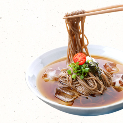 소바 국물에 담근 냉모밀 한입 분량