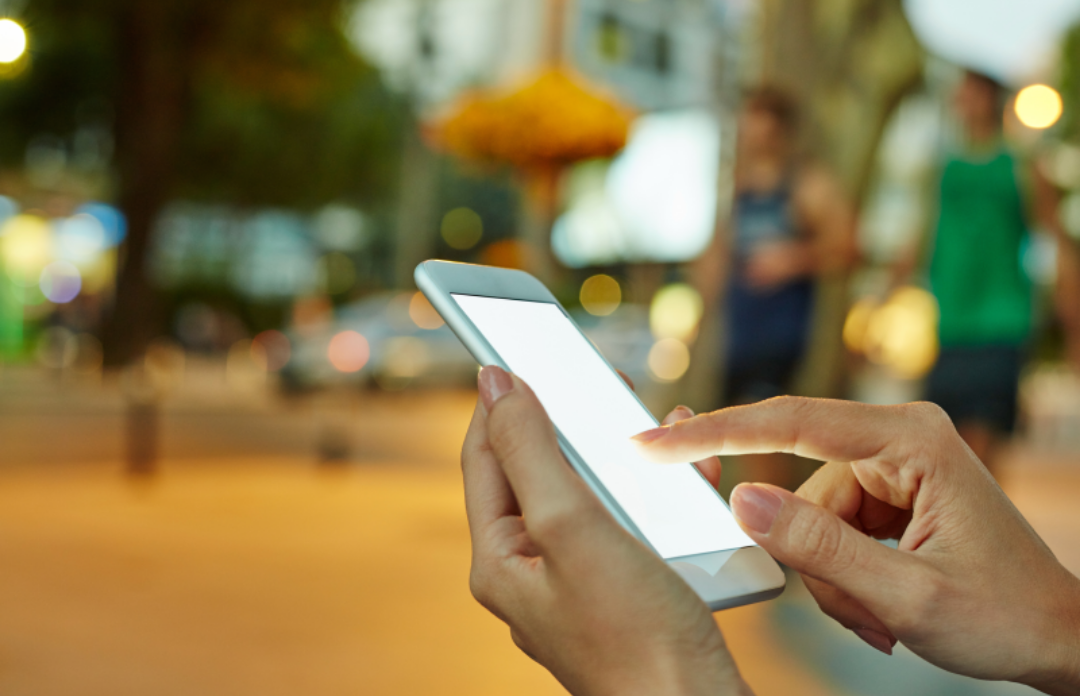 스마트폰을 하고 있는 사람.