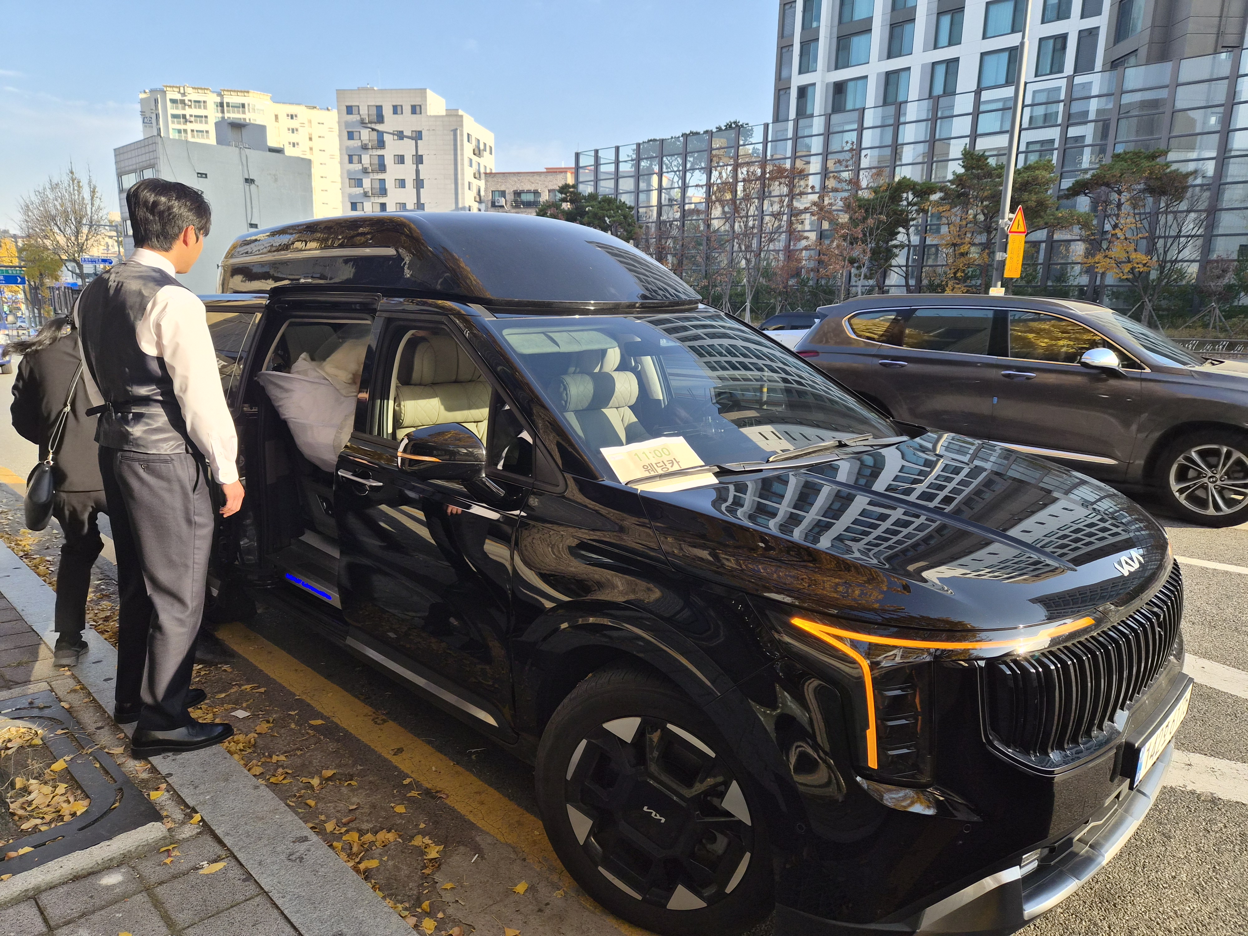 웨딩홀 앞에 대기 중인 카니발 하이리무진 웨딩카 외관 이미지