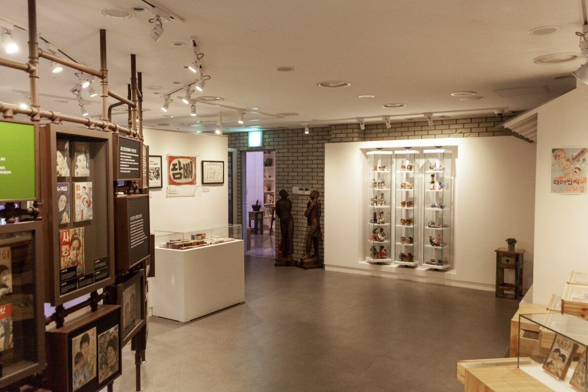 작은 전시공간이지만 손수 만든 솜씨가 인상적이다.