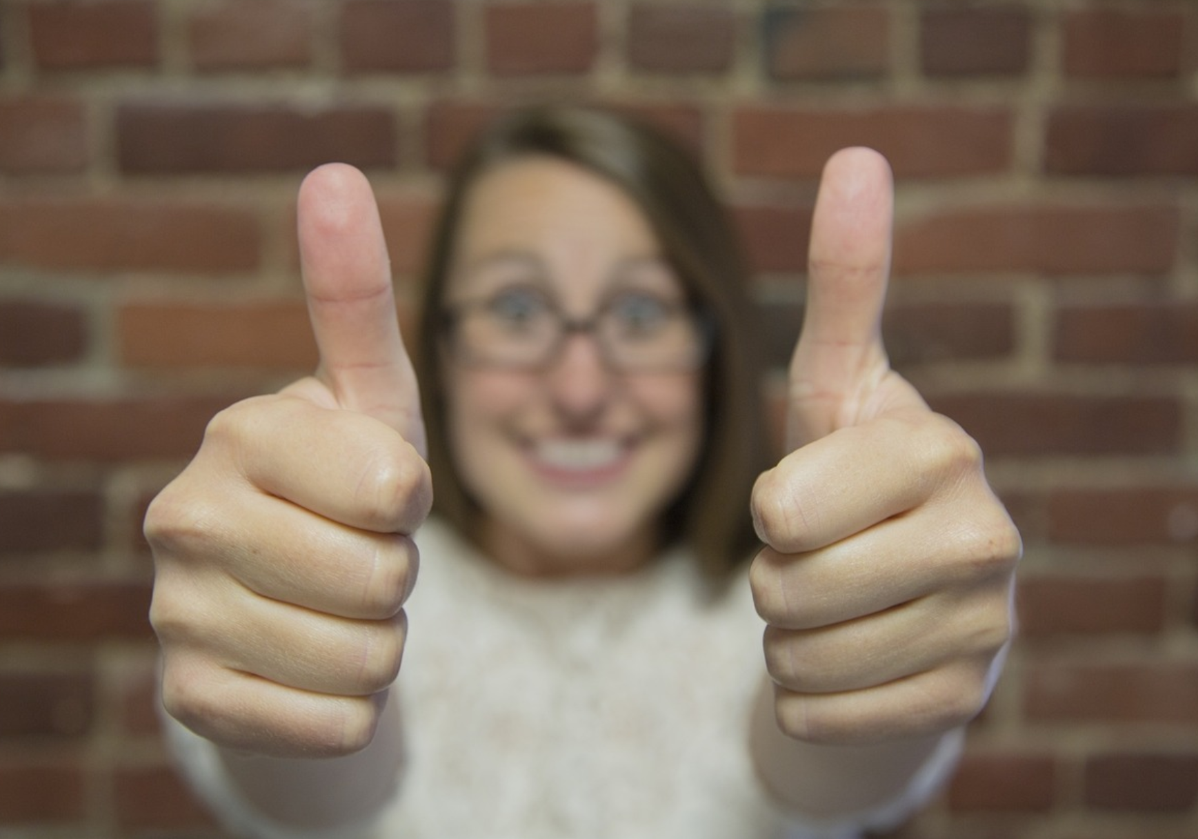 엄지 척 몸짓 사진