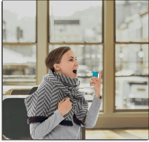 포비돈 인후 스프레이 사용하는 여성