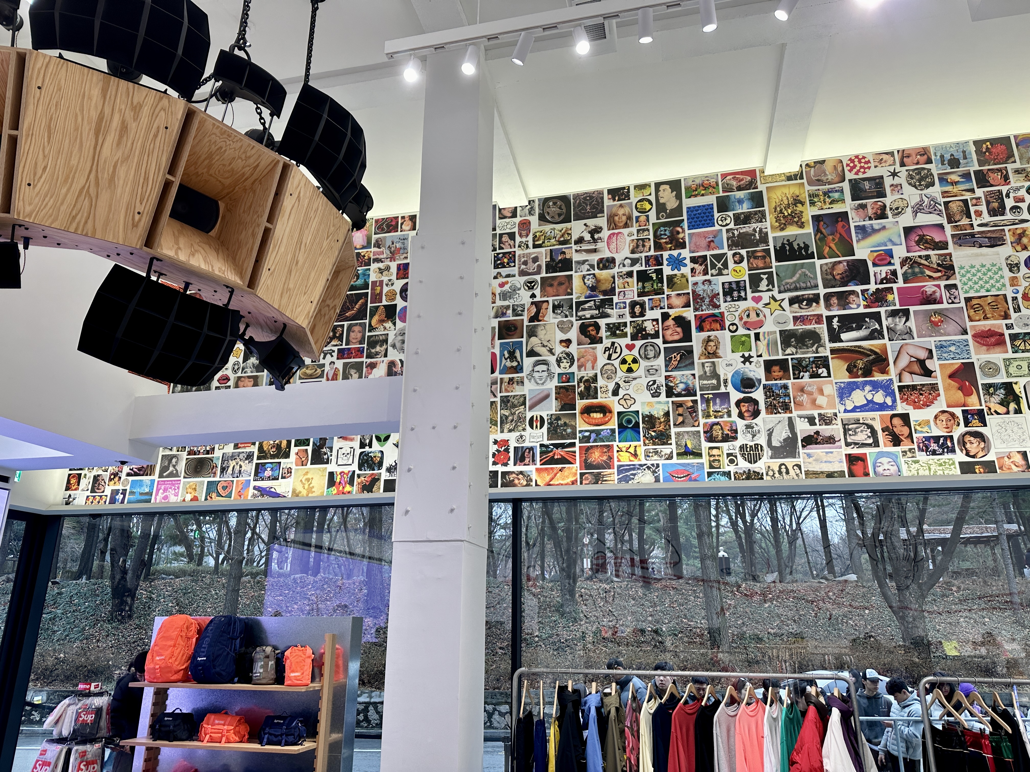 슈프림 서울 매장 인테리어