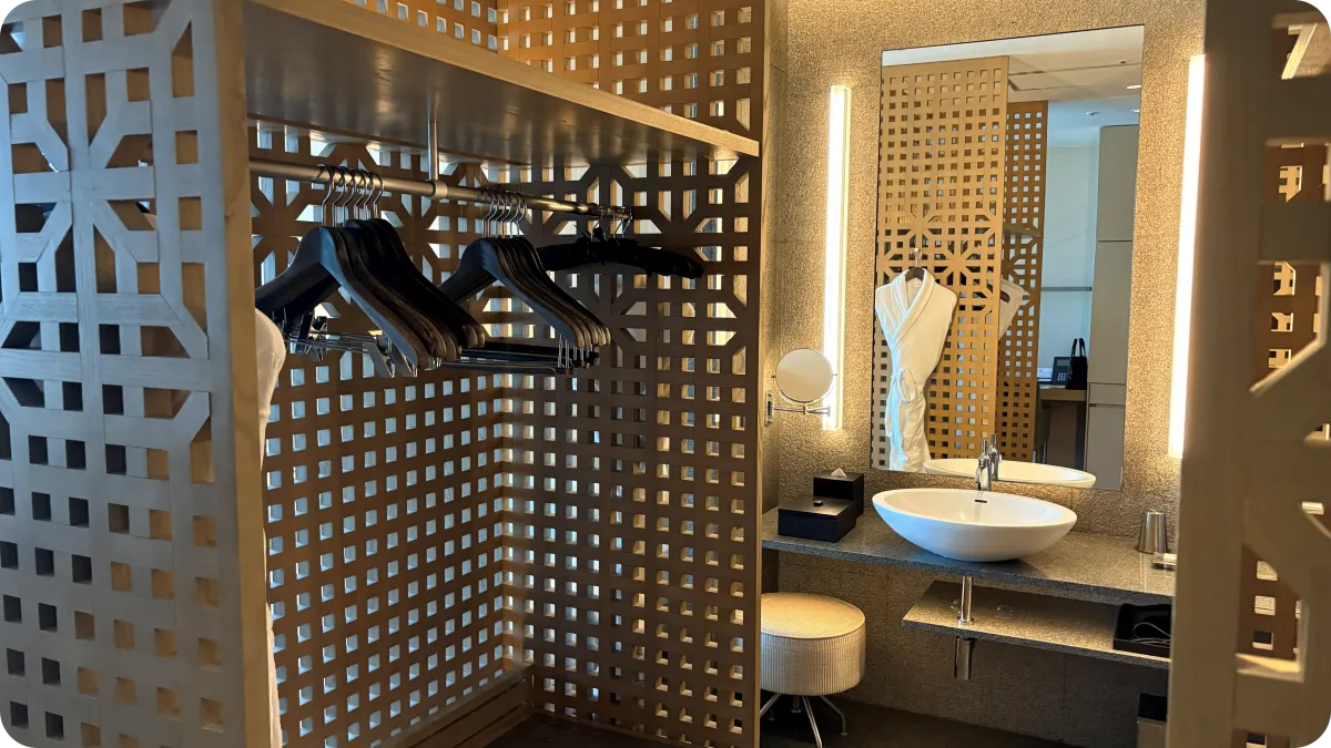 욕실 입구 쪽 옷장