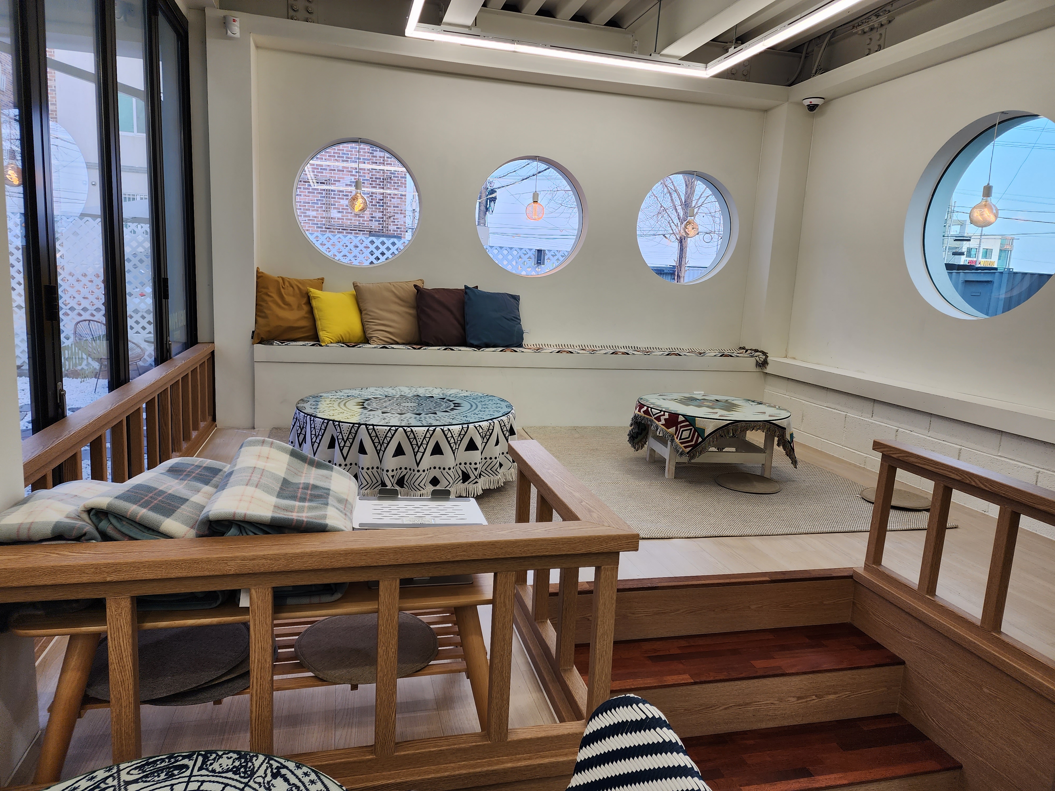 딜리포인트 카페 1층 좌식테이블