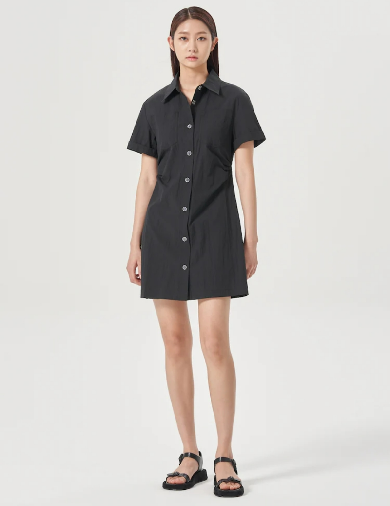 블랙 미니 원피스를 입고있는 모델