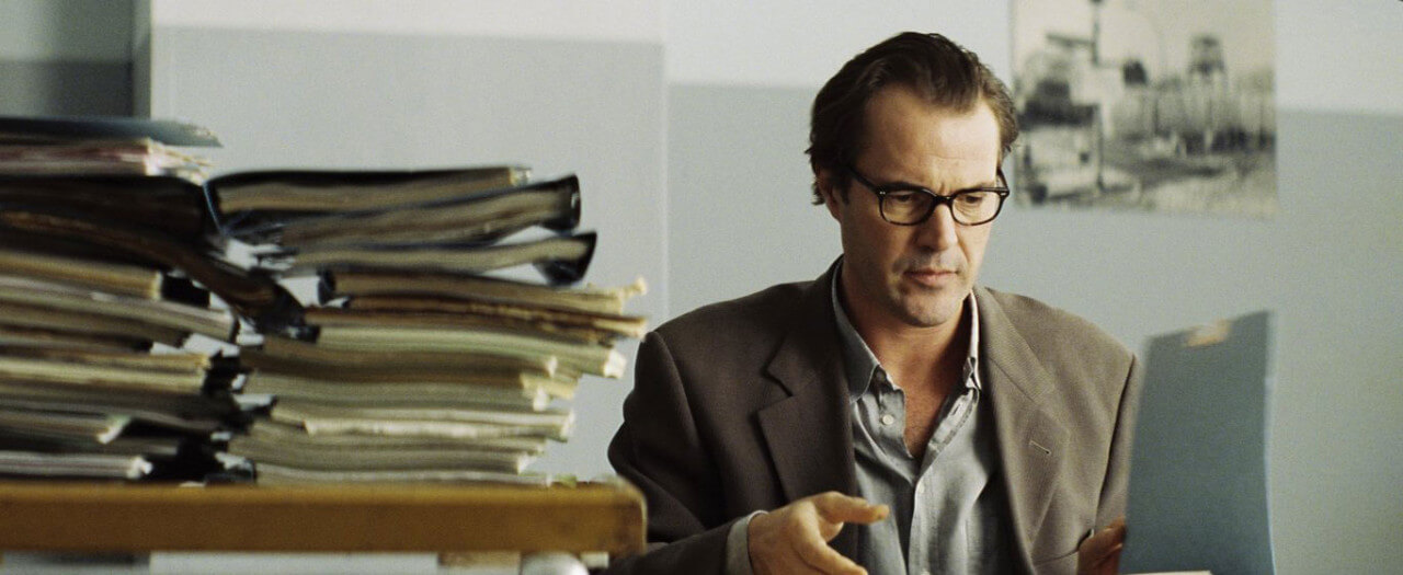 독일 통일 후 드라이만이 자신의 슈타지 기록을 열람하고 있는 장면