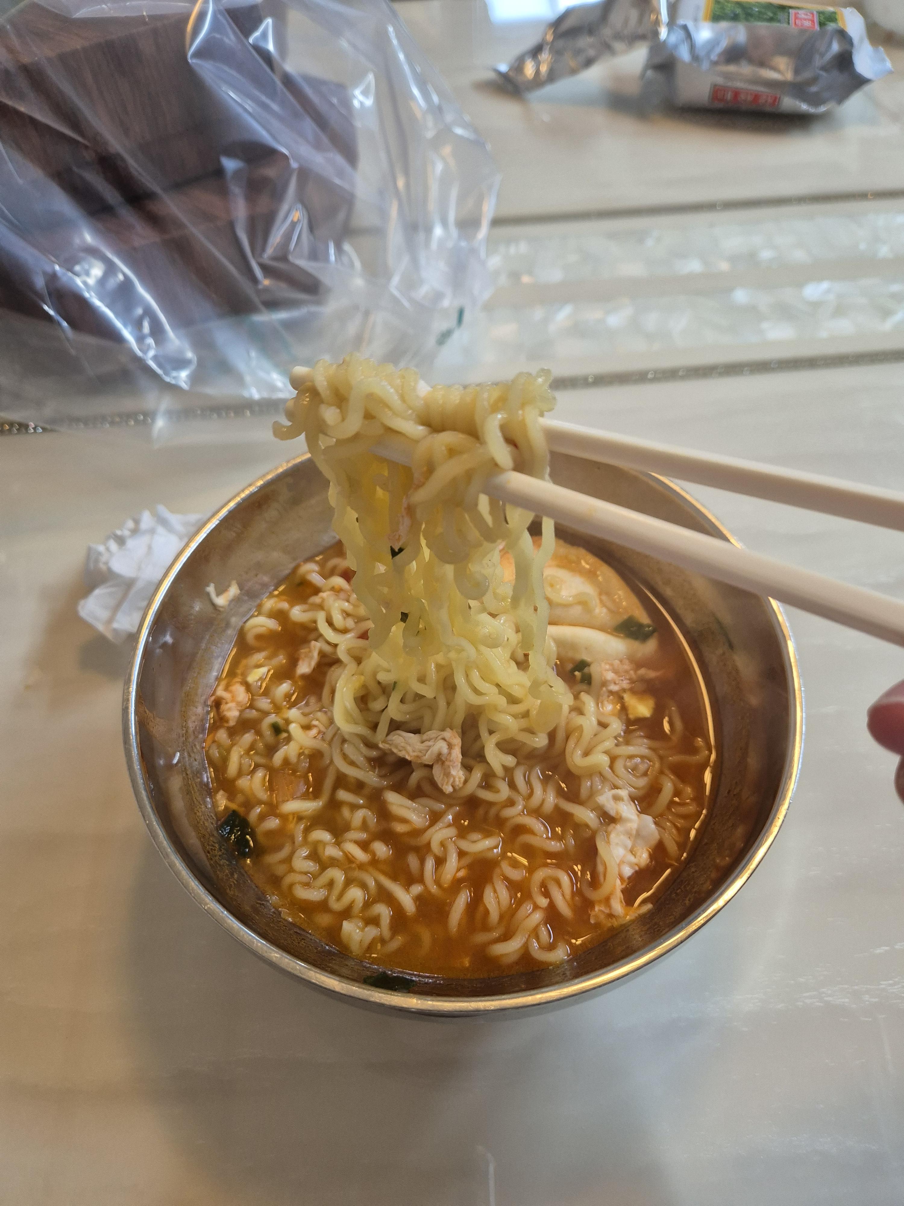 매콤한데 맛있다. 칼칼한데 깔끔한 맛을 보여주는 맵탱