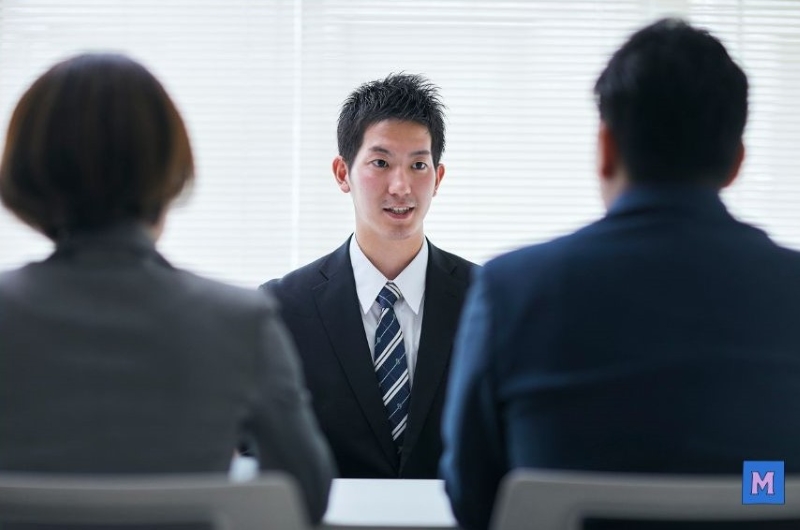 취업 면접을 보고 있는 청년 구직자가 면접관들과 대화하는 모습, 취업 준비생의 면접 과정을 보여주는 이미지 via canva
