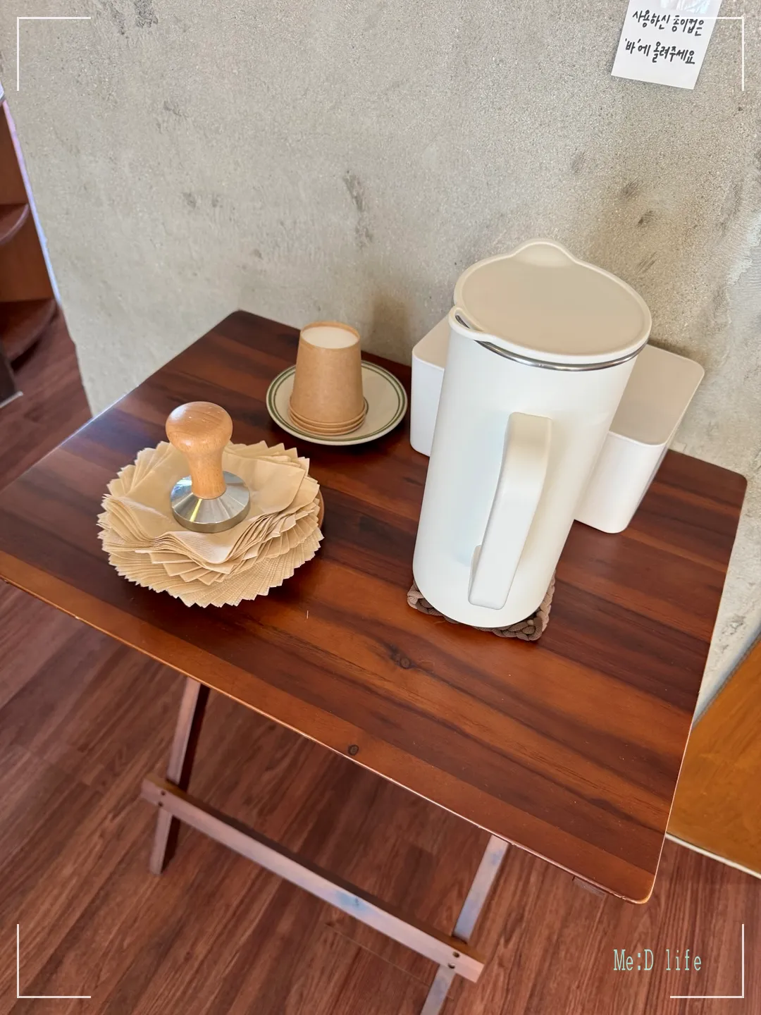 김해-봉리단길-카페-니치니치커피샵-물-화장지-종이컵