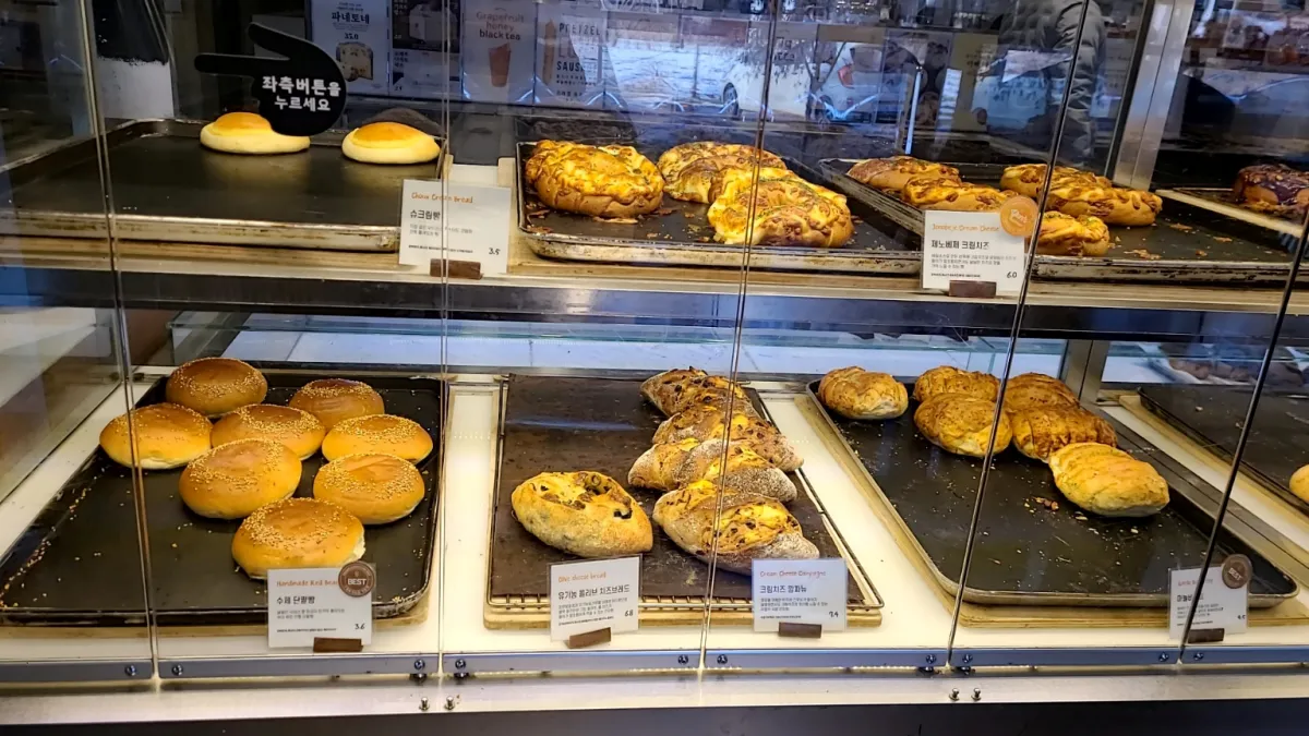 윤쉐프정직한제빵소-진열장-단팥빵-치즈브레드-깜파뉴-마늘바게트-슈크림-크림치즈빵-모음
