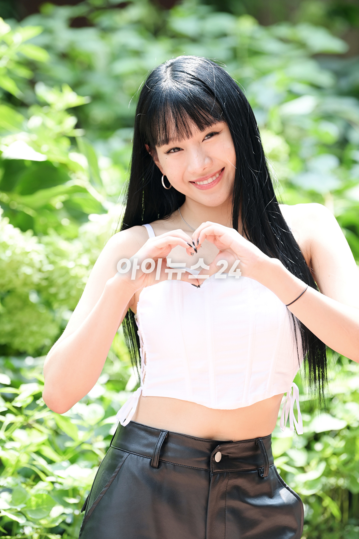 그룹 키스오브라이프(KISS OF LIFE) 나띠가 14일 서울 마포구 상수동 인근에서 진행된 조이뉴스24와의 인터뷰에 앞서 포즈를 취하고 있다. [사진=정소희 기자]