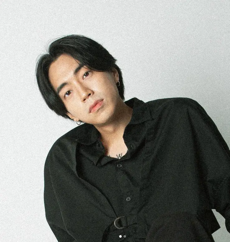 싱어게인3- 흰색배경 검은셔츠를 입고 무심히 정면을 바라보는 47호 상반신 이미지