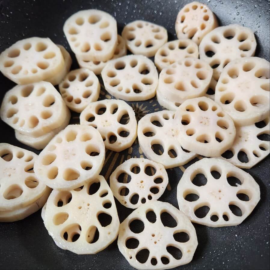 연근조림 연근볶음밥 연근 볶음 연근 볶음밥 연근 볶음 만들기 쉬운 반찬 연근볶음 드셔보세요 연근조림 보다 훨씬 쉽고 맛있는 밑반찬 연근볶음. 닭고기 연근볶음 만드는 법 맛있는 연근요리 매일반찬 한 가지연근 들깨볶음 들깨 연근볶음 연근요리 돼지고기연근볶음 연근조리볶음 연근 넣은 새우볶음밥 쫀득쫀득한 식감의 연근 볶음 만드는 법 색다른 맛으로 즐기는 방울양배추연근볶음 연근볶음 김진옥