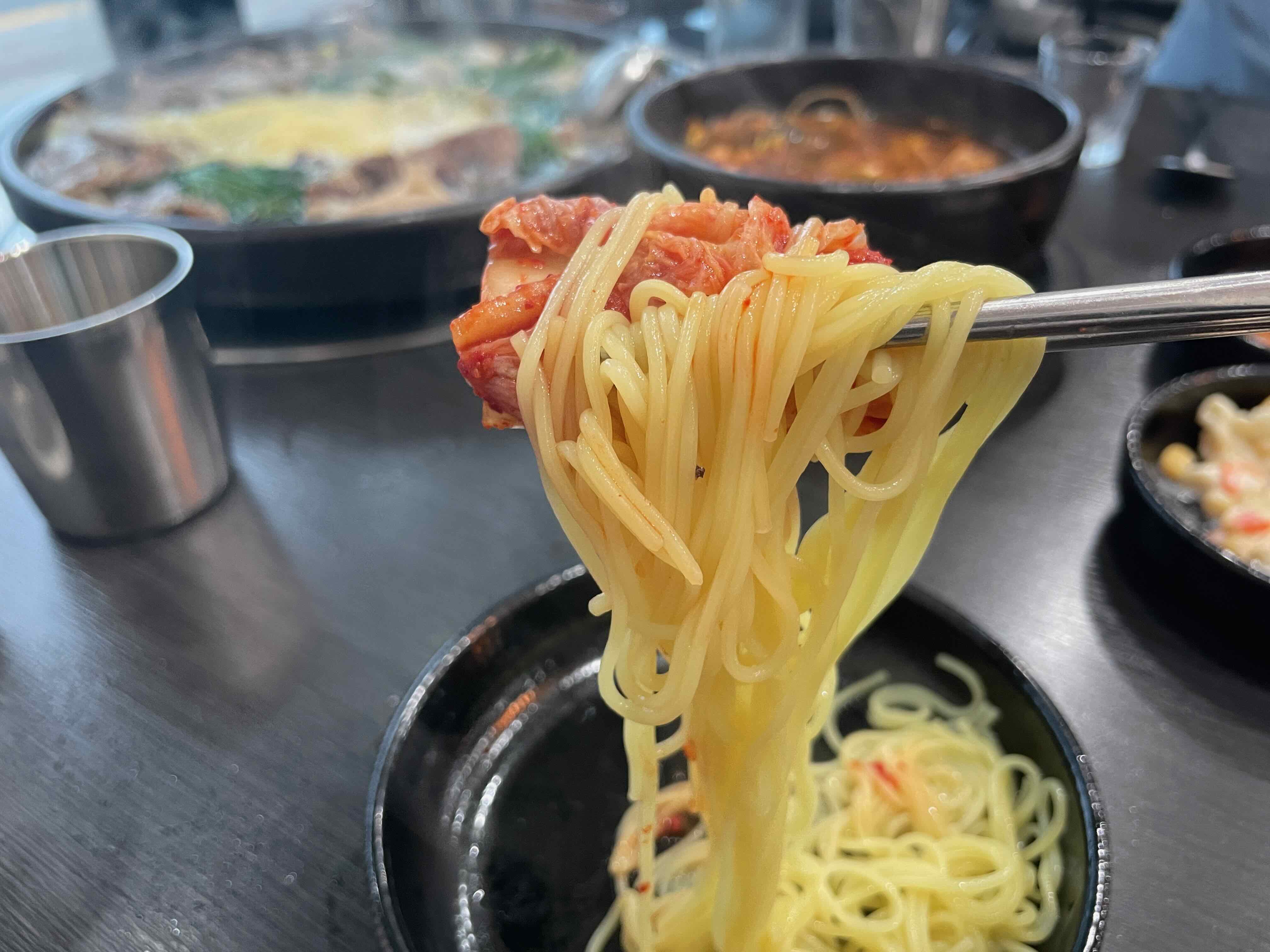 면과 김치를 싸서 들어올린 모습