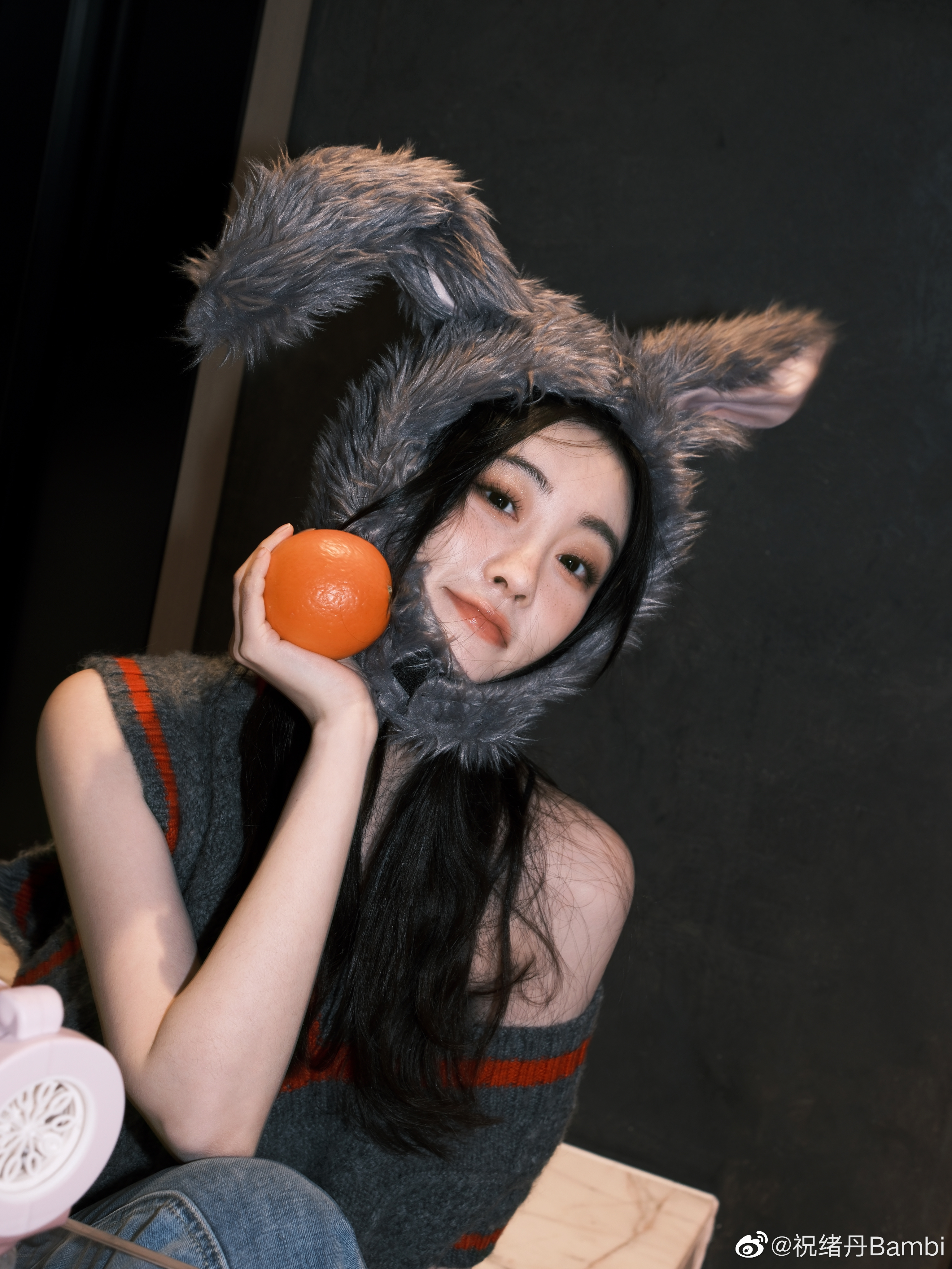 오렌지를 자랑스럽게 들고서