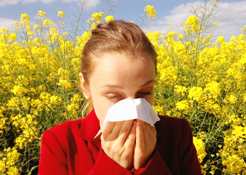 봄철 청소년이 꽃가루 알레르기 증상으로 기침 하는 모습