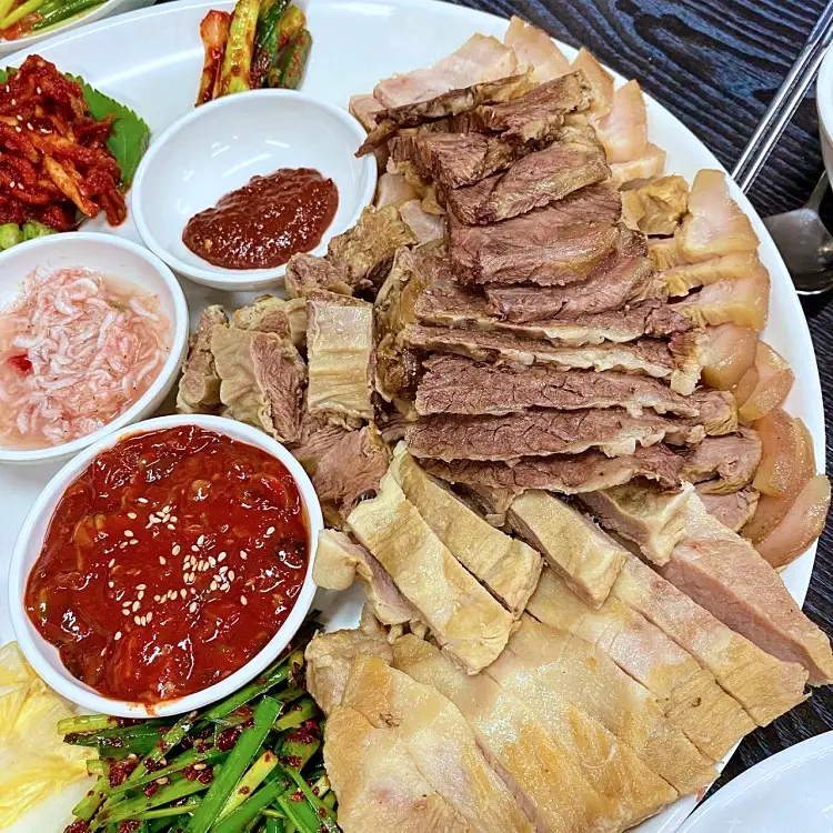 줄서는식당 돼지와 소의 8가지 부위 삶은 수육 제복쟁반, 자가제만 메밀면 직접 짠 들기름 막국수 맛있는 술집 강남역 맛집 소개