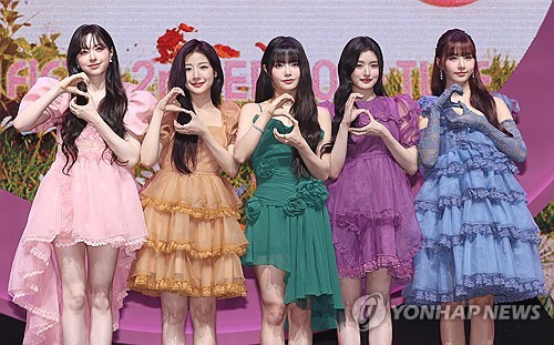 새로운 멤버들로 5인조로 활동을 시작한 피프티피프티