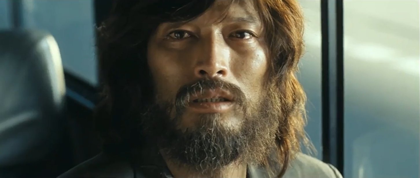 영화 마지막 버스 안에서 여자 주인공을 바라보는 김씨 이미지