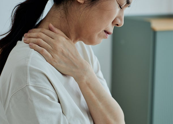 회전근개 어깨통증 세라밴드운동 어깨운동 오십견 어깨재활 근육강화 통증관리 자가치료 물리치료
