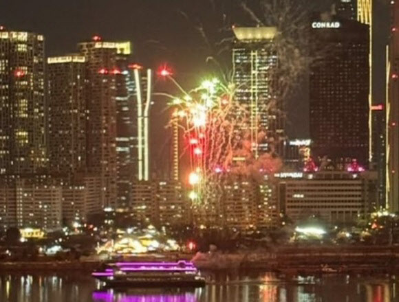 제주항공 여객기 참사가 일어난 날, 서울 한강 유람선 선상에선 불꽃놀이가 열려 누리꾼들의 질타를 받았다. 사진은 사고 당일 서울 여의도 인근에서 열린 것으로 알려진 한강한류불꽃크루즈. [사진=엑스(옛 트위터)]