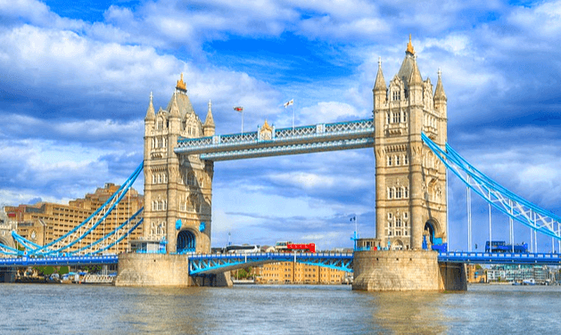 런던 템즈강에 세워진 다리의 모습이다. 큰 기둥이 2개 있고 하늘색 철제다리가 있다.