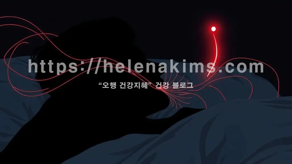 침대 위 깊은 잠을 방해 받는 남성의 실루엣 위에 가쁜 숨과 끊어진 호흡을 상징하는 추상적인 선들이 교차하고, 심각성을 암시하고 건강을 위협하는 수면 무호흡증의 위험을 표현한 이미지.