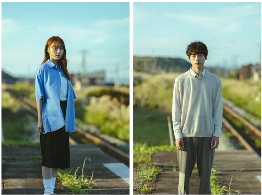 드라마 사요나라의 뒤편에서 연인을 잃은 슬픔 속에 홀로 커피 향을 맡으며 과거를 회상하는 주인공 사에코의 모습