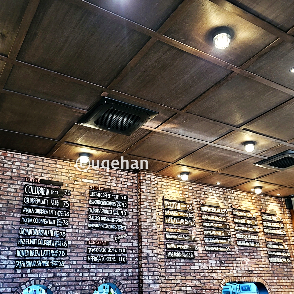 카페 럿지의 메뉴들이 벽면에 안내되고 있다.