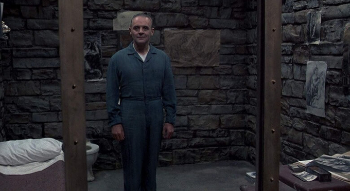 닥터 렉터가 교도소 안에서 서 있는 모습