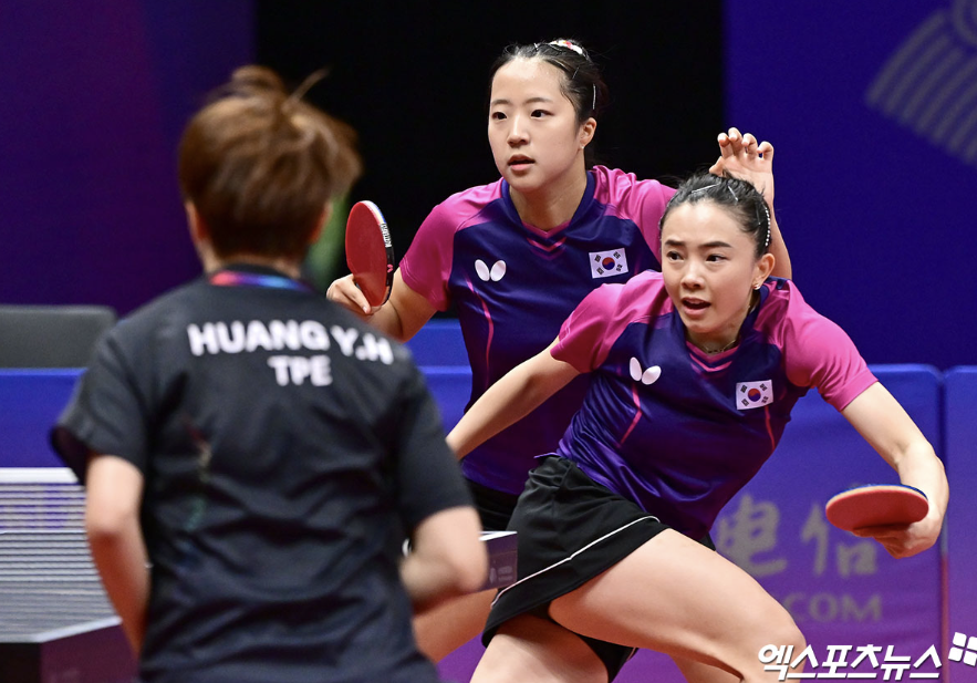 (엑스포츠뉴스 항저우(중국), 김한준 기자) 30일 오후 중국 항저우 궁수 캐널 스포츠파크 체육관(GSP Gymnasium)에서 열린 '2022 항저우 아시안게임' 여자복식 8강전 대한민국 신유빈-전지희와 대만 전즈여우-황이화의 경기, 대한민국이 게임 스코어 3:1(9-11 11-6 11-6 11-4)로 승리하며 준결승에 진출했다.