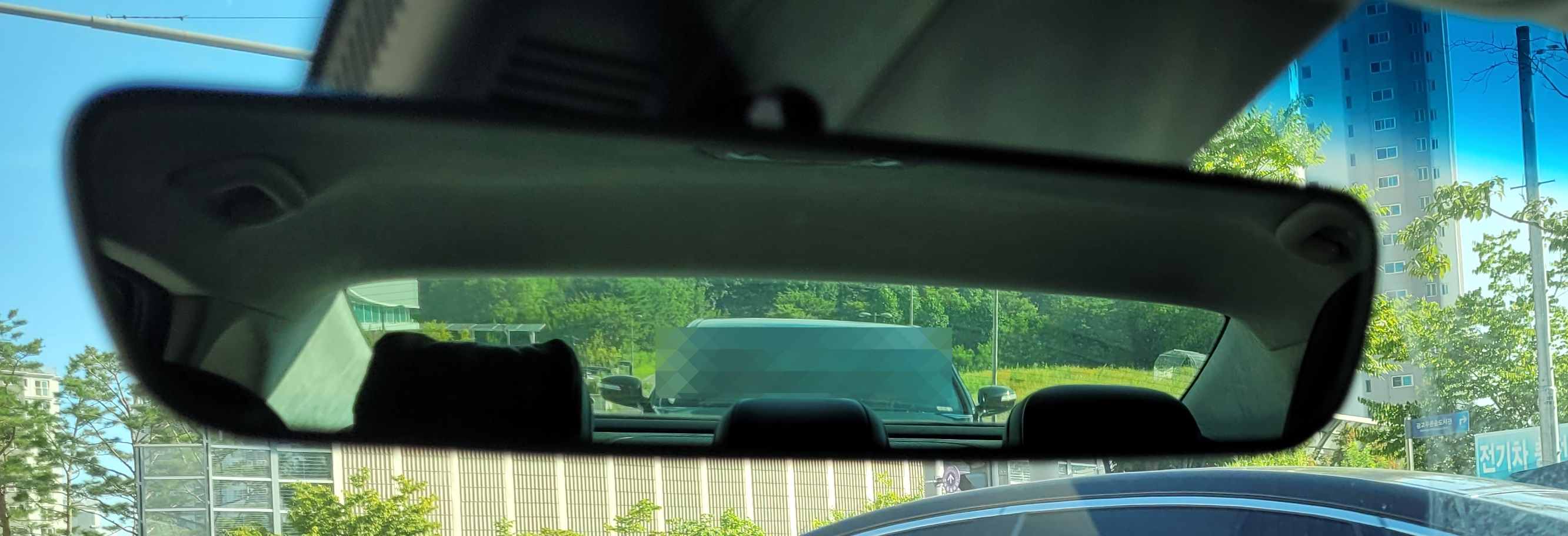 룸미러 위치 맞추기