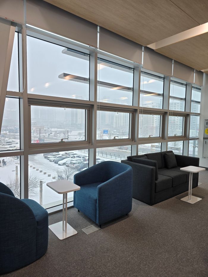 양평도서관-3층종합자료실-창가측 테이블소파