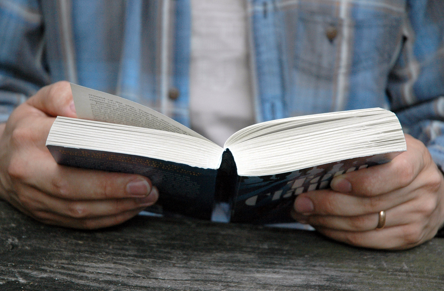 영어로 된 책을 읽고 있는 학생