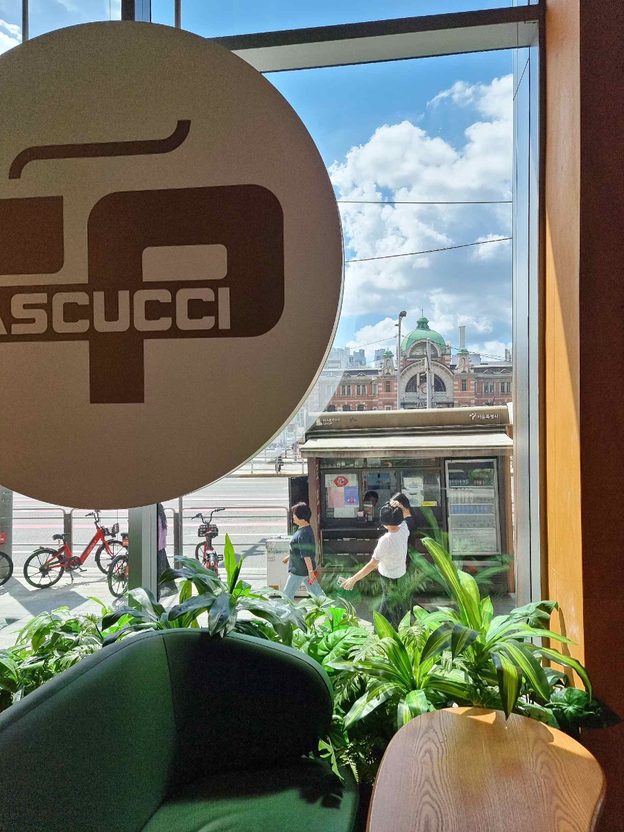 파스쿠찌 길건너편