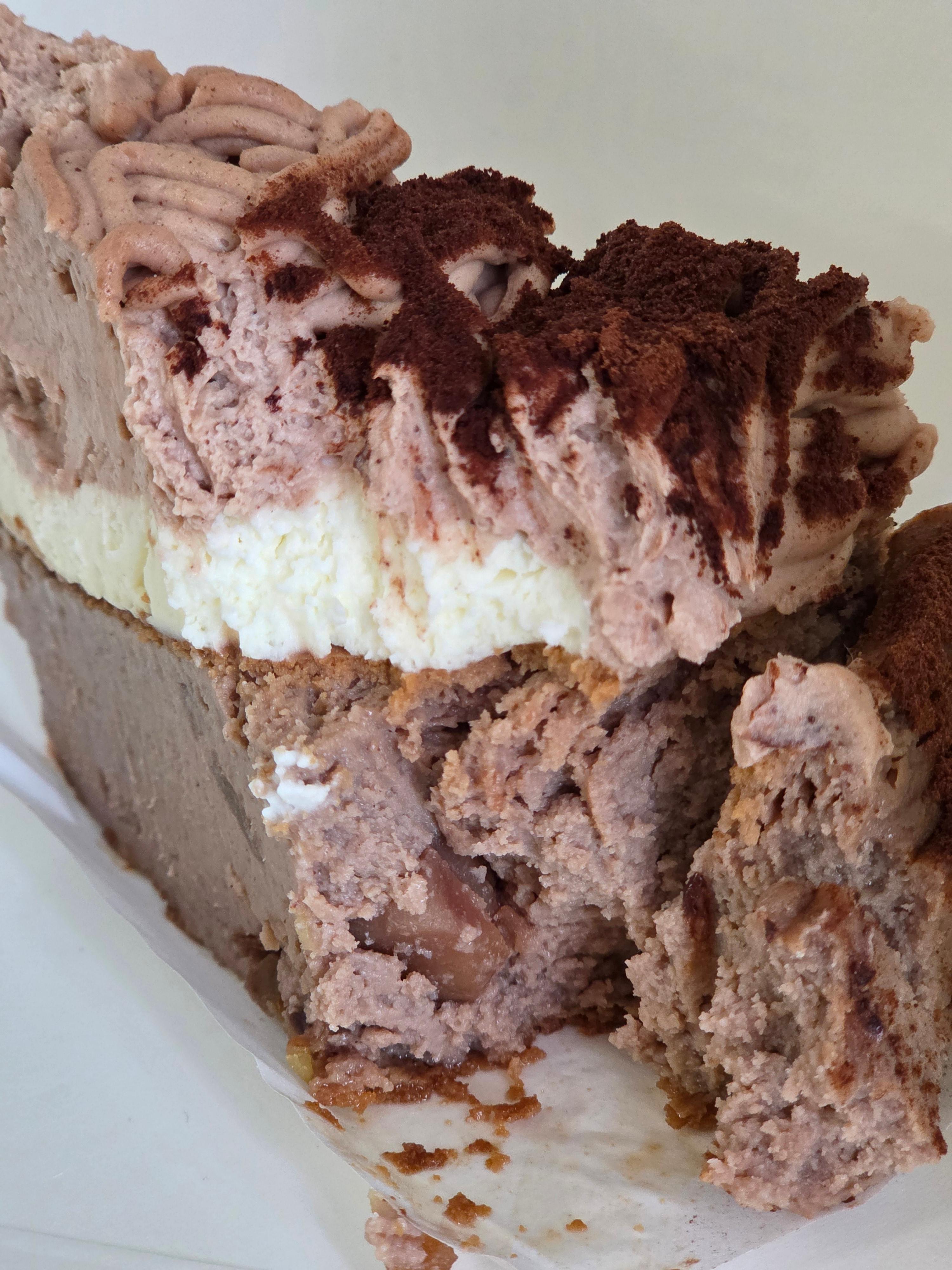 스타벅스 마롱 몽블랑 치즈 케이크 한 조각 단면으로 부드러운 밤 크림과 치즈가 층을 이루는 모습