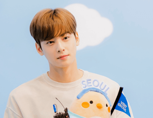 아스트로 차은우의 팬미팅 당시 인터뷰하는 사진