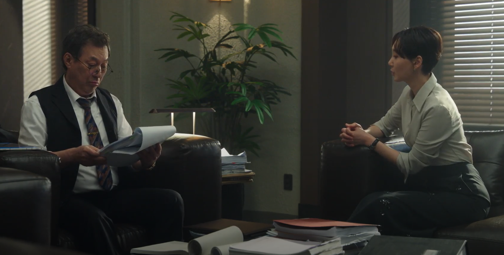 서로 속내를 숨기고 대화를 이어나가는 오앤파트너스 부녀