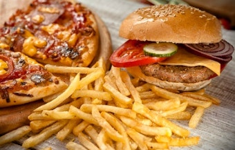 과식과 기름진 음식 관련 사진