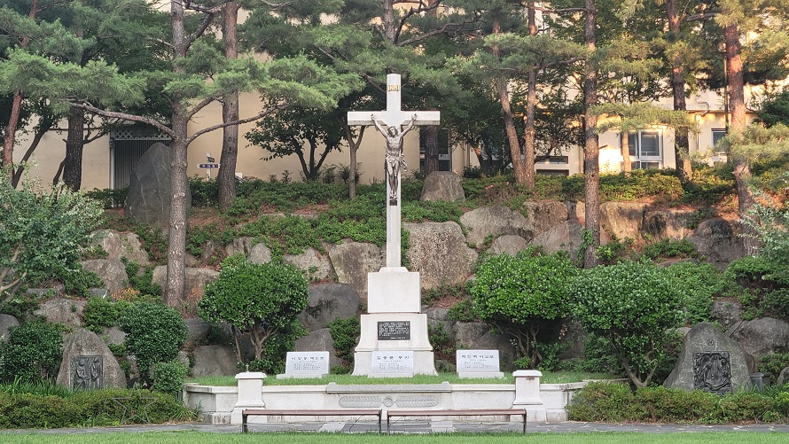 대구 복자성당에는 사진처럼 순교자 허인백 야고보, 김종륜 루카, 이양등 베드로 이 세 분의 성해를 모신 무덤이 있습니다. 그리고 근처에는 십자가의 길이 조성되어있습니다.